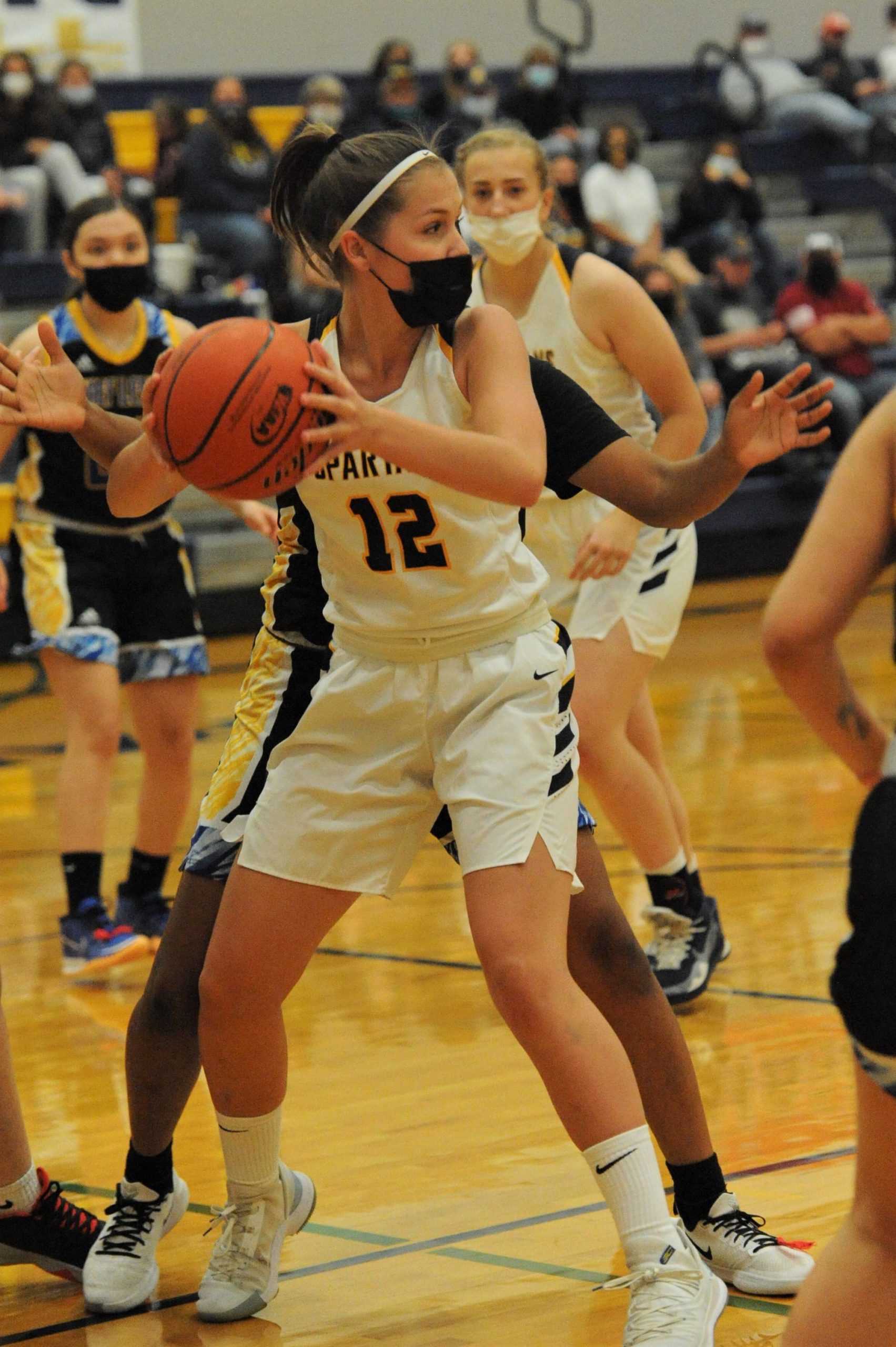 Kray Horton (12) looks to pass. Photos by Lonnie Archibald