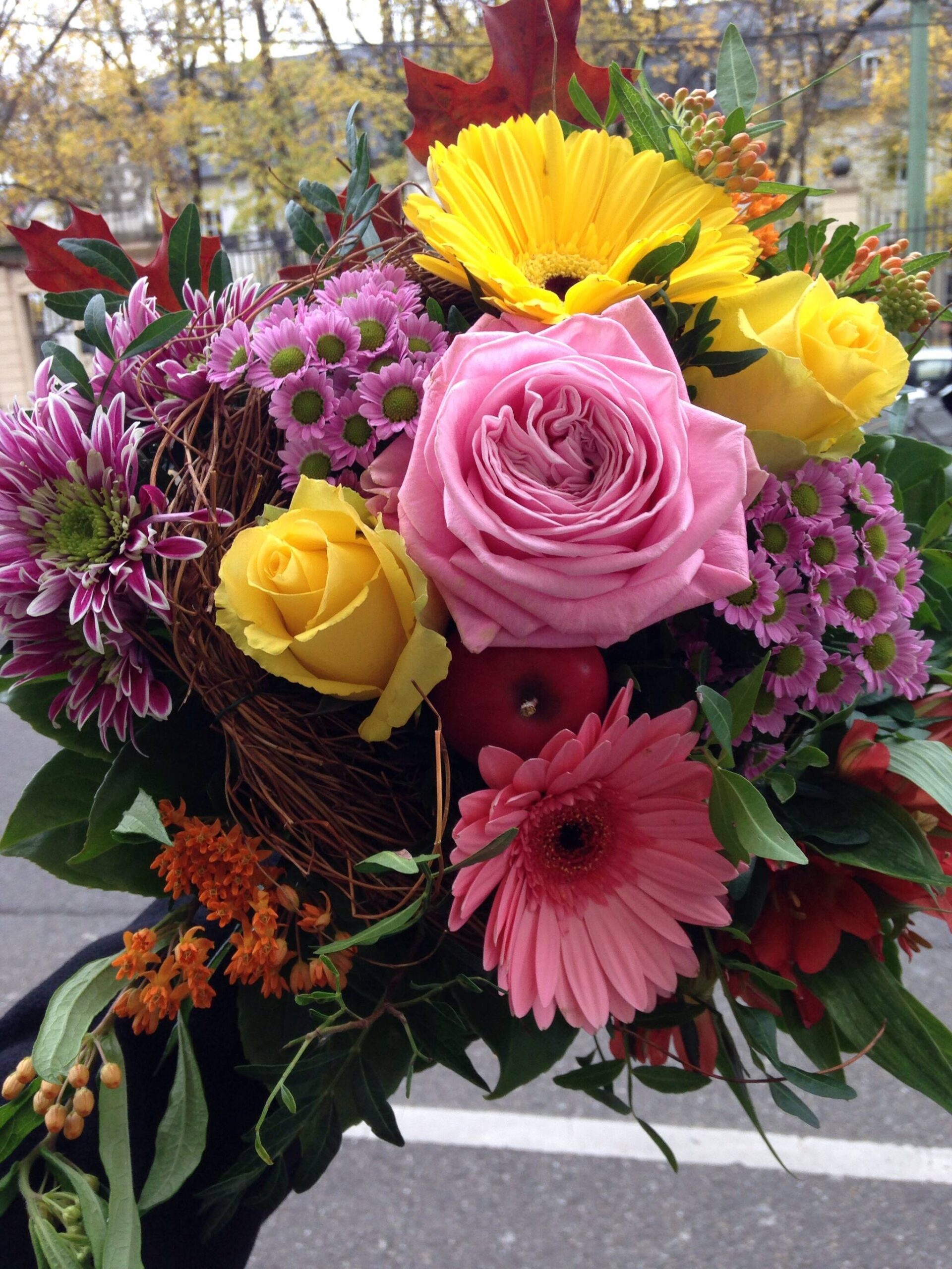 Have you ever wondered how the pros make floral arrangements dazzle? Find out by joining Clallam County Master Gardeners Marylou Ozbolt-Storer and Pam Pace for the Digging Deeper Saturdays presentation “Making the Most of Your Floral Garden: Preparing and Designing Extraordinary Bouquets,” Aug. 3, 10:30 a.m. – 12 p.m. at the Woodcock Demonstration Garden, 2711 Woodcock Road in Sequim. Participants are asked to bring a pair of garden snips and a vase with at least a 3–5-inch opening. (Photo of Floral Arrangement by Gnom, CC BY-SA 3.0, via Wikimedia Commons).