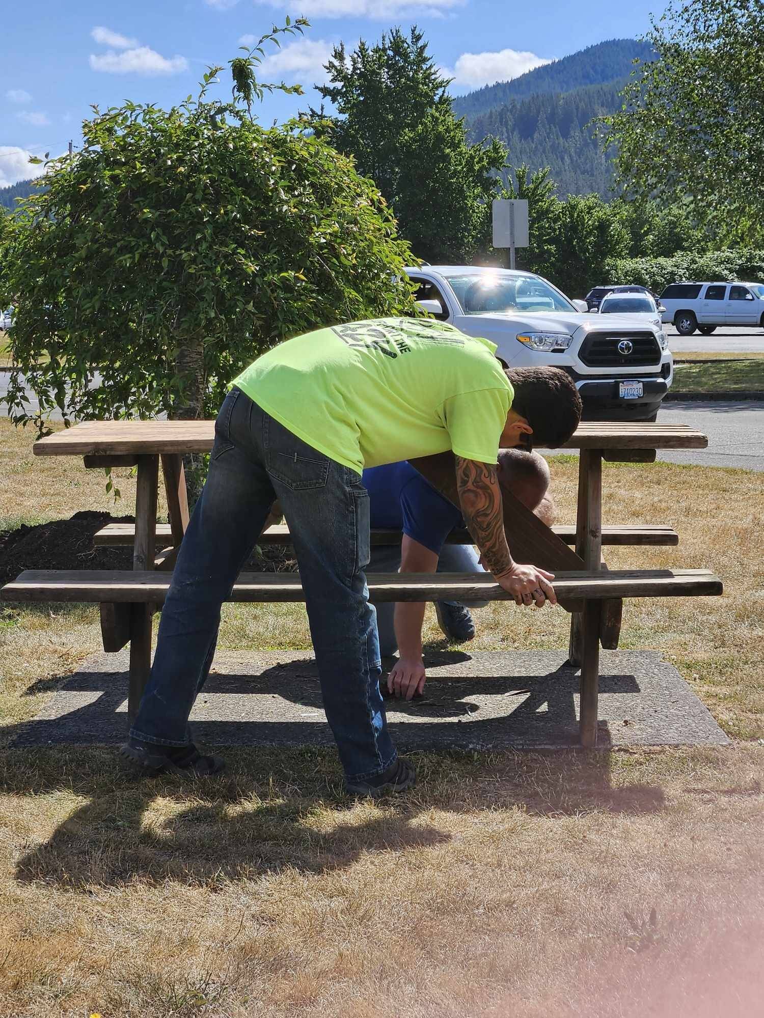 A few minutes later a new picnic table was placed! Photo Janet Hughes