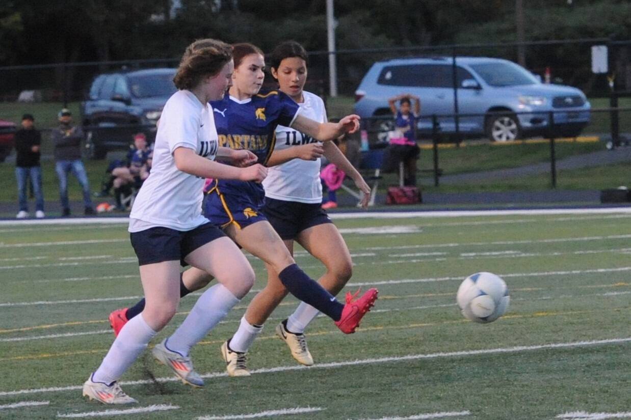 Forks’ Kinley Rondeau (center) controls the ball against the Fishermen. Rondeau scored one of the four goals against Ilwaco during this Spartan victory. Photo by Lonnie Archibald