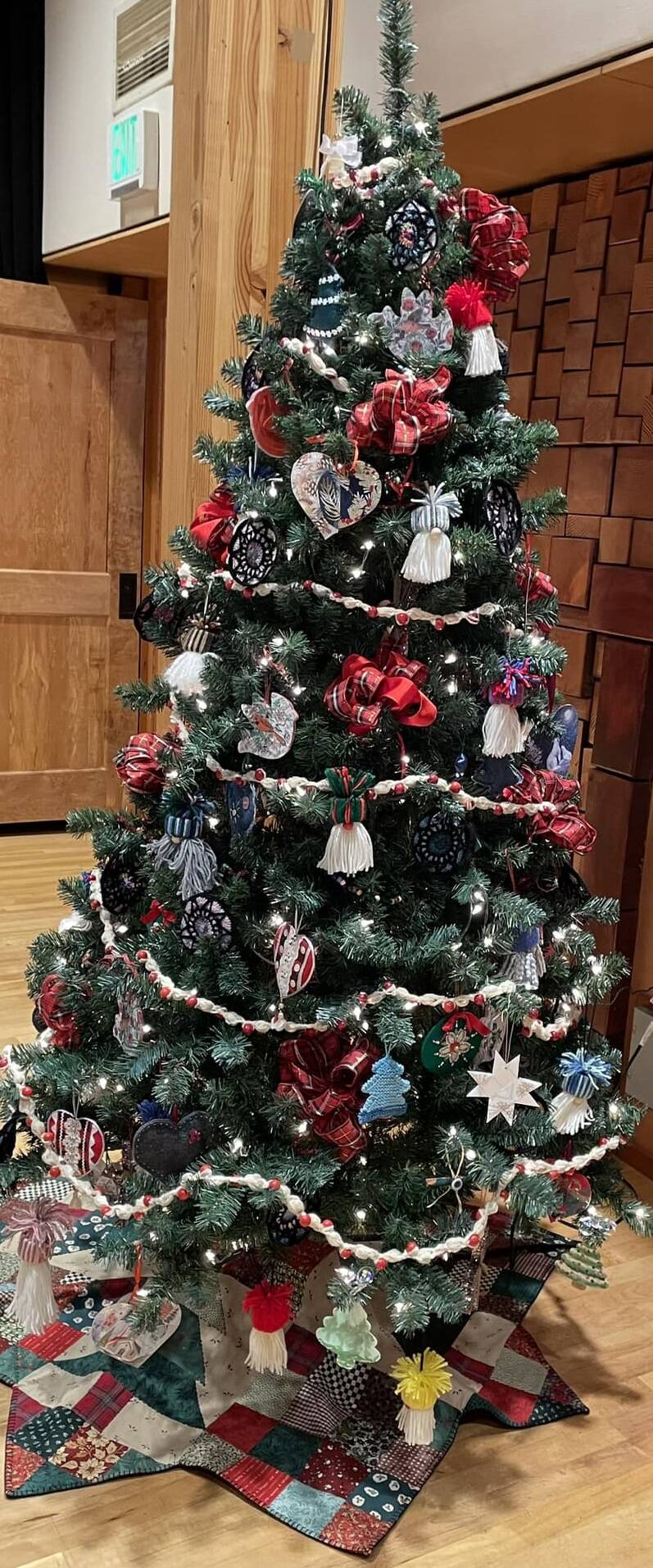 Gingers Closet is hosting a Tree Raffle to benefit the Rainforest Council for the Arts and Gingers Closet. Tickets are just $2 each or 3 for $5. Stop by Gingers Closet to view the beautifully decorated tree and purchase your tickets before the December 6th drawing! Photo Gingers Closet